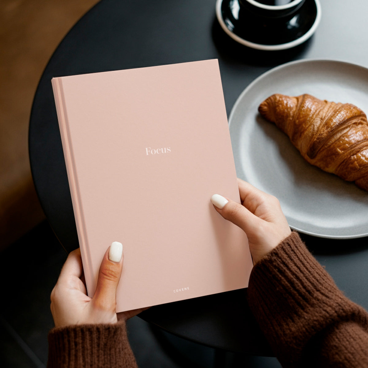 Carnet focus, méthode focus, carnet de productivité, pour atteindre ses objectifs rapidement. croissant sur la table