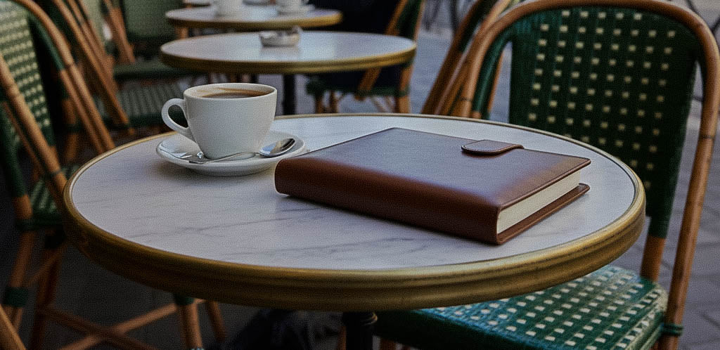 terrasse parisienne, agenda sur-mesure posé sur une table avec un café à coté