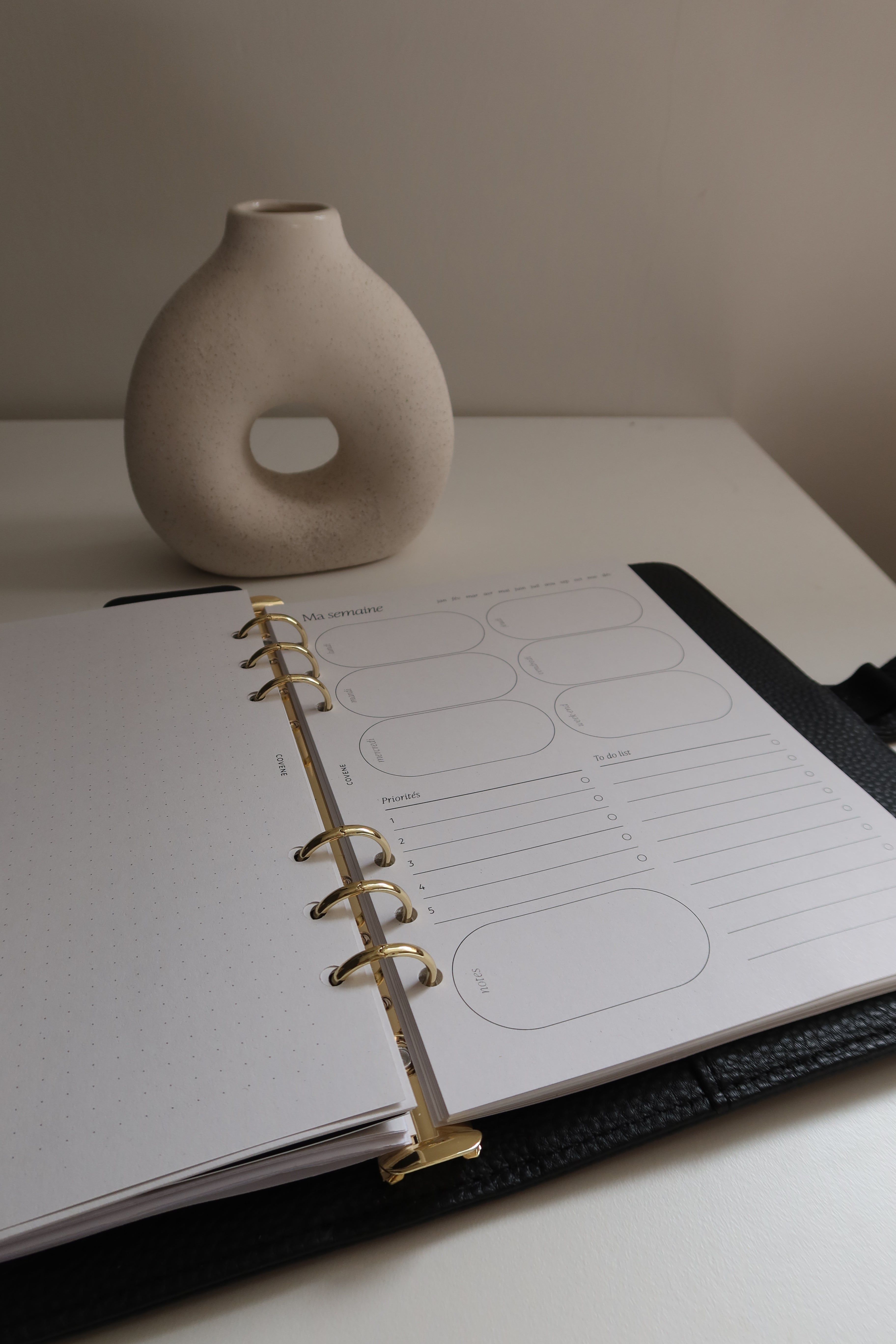 agenda posé sur un bureau