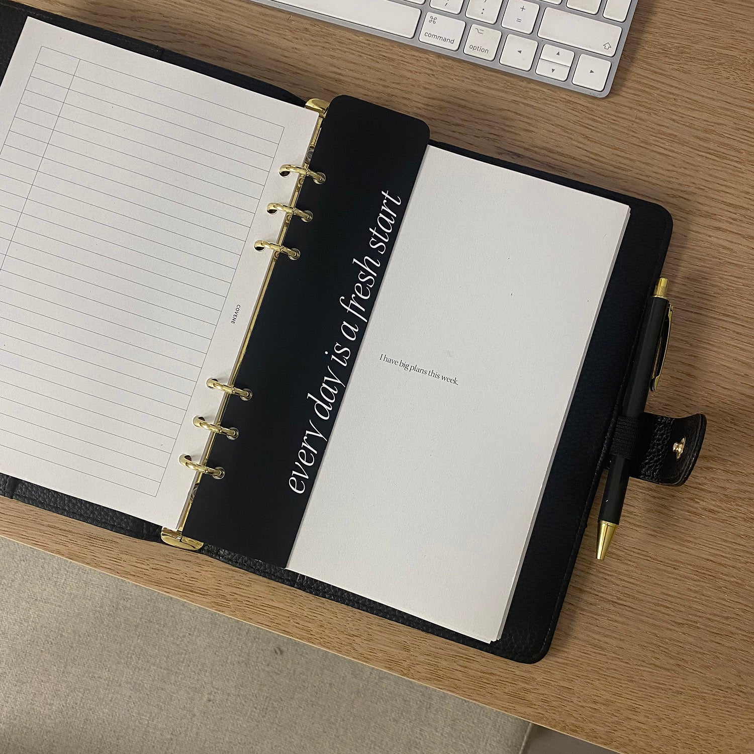agenda posé sur un bureau 